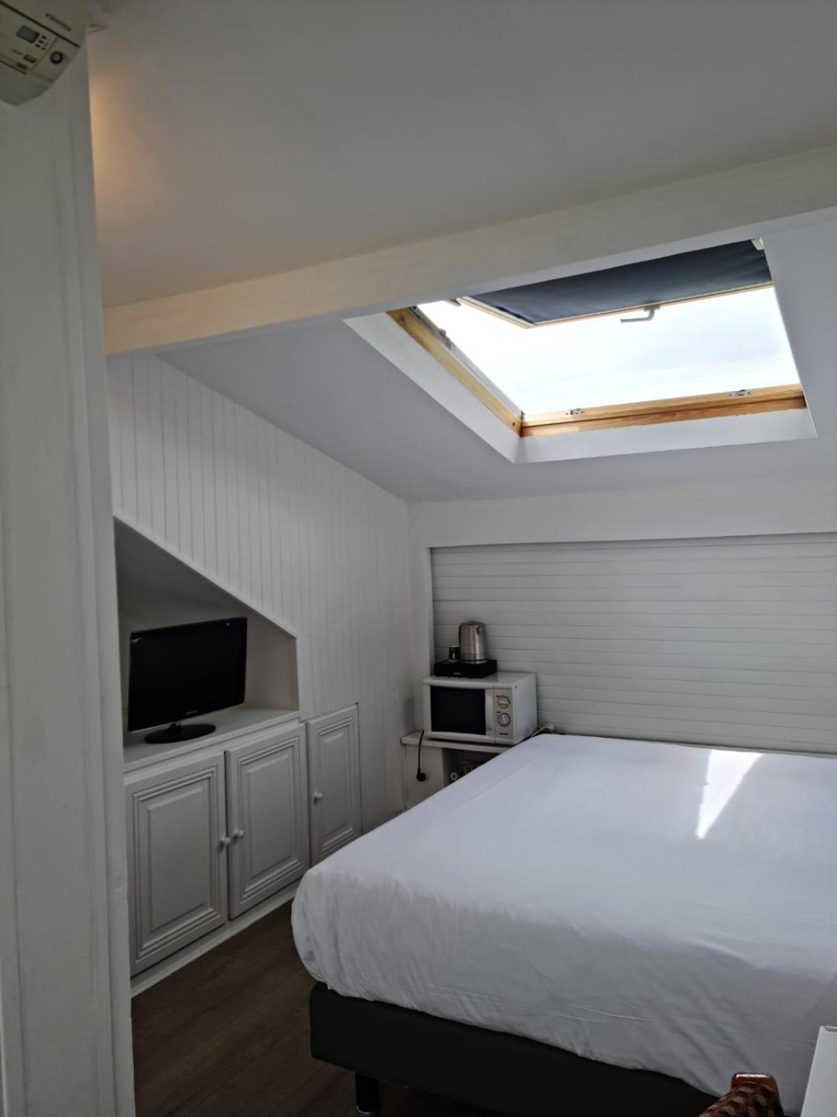 Panam Hotel Paris Gambetta- Place Gambetta-Mairie Du 20 Emme Exterior photo